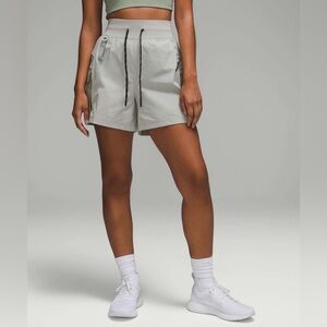 Lululemon Multi Pocket Cargo High Rise Hiking Short 5" Seal Grey Size 2